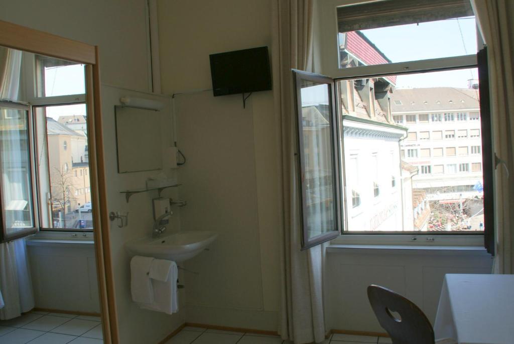 Stadthof Budget Hotel Basel City Center Room photo